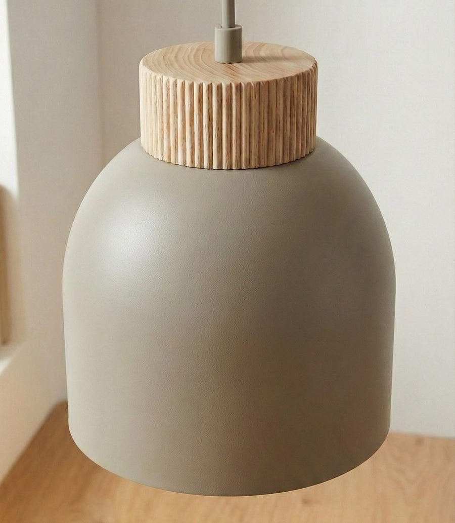 Gros plan sur un abat-jour beige et sa couronne en bois rainuré