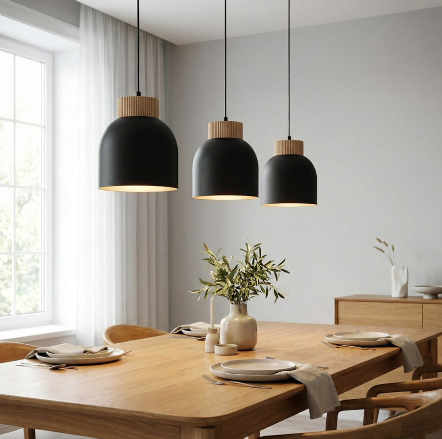 Suspension allumée éclairant une table dressée, lumière chaude et reflets sur la vaisselle