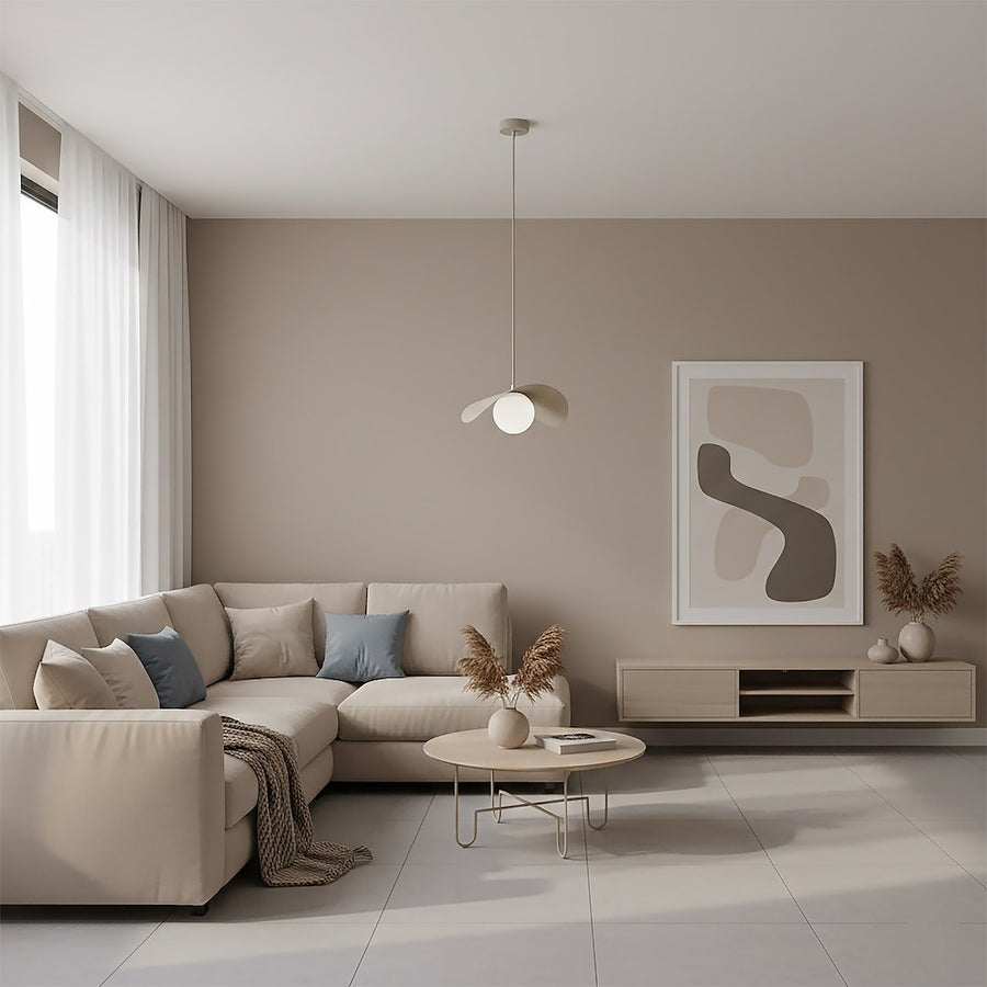 Vue en situation dans un salon beige, suspension allumée au-dessus d'une table basse ronde.