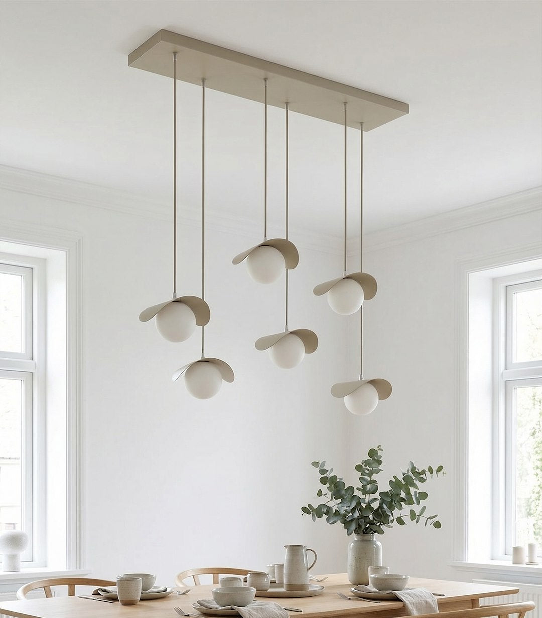 Mise en ambiance au-dessus d'une table de salle à manger lumineuse et épurée