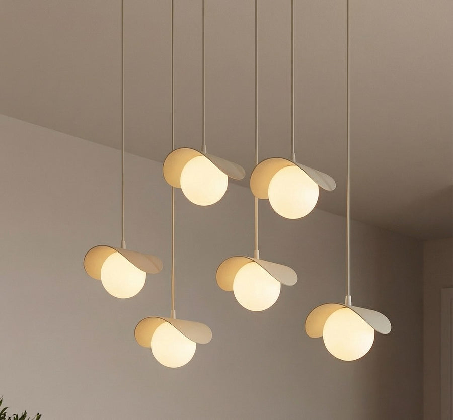 Détail rapproché des diffuseurs allumés, pétales beiges éclairés par une lumière chaude