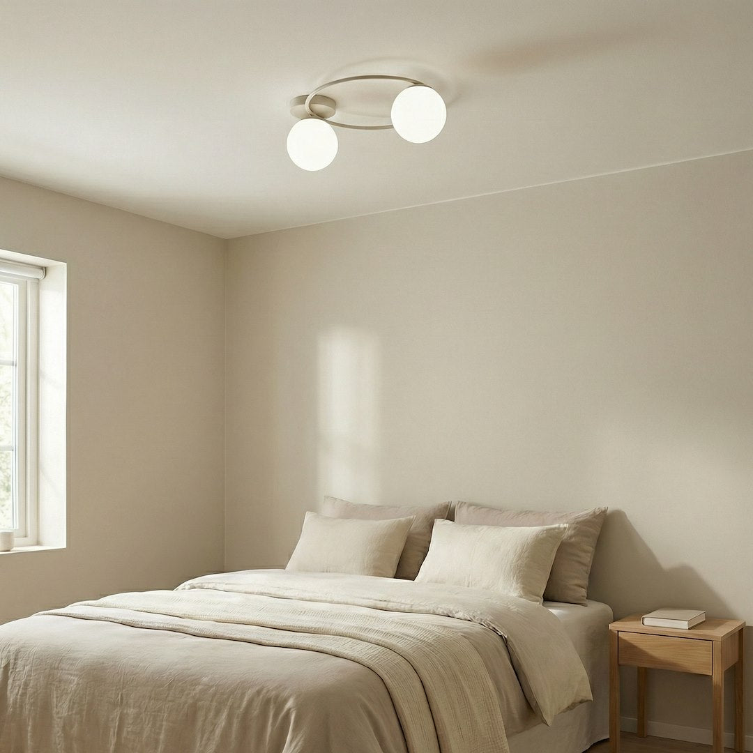 Ambiance de chambre avec le plafonnier allumé diffusant une lumière douce et chaude