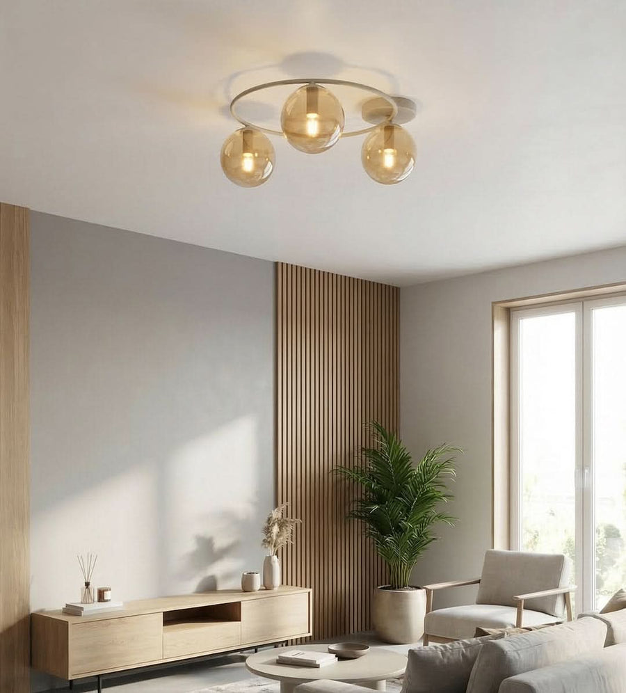 Plafonnier beige dans un salon moderne, mur lambrissé, canapé et plante verte.