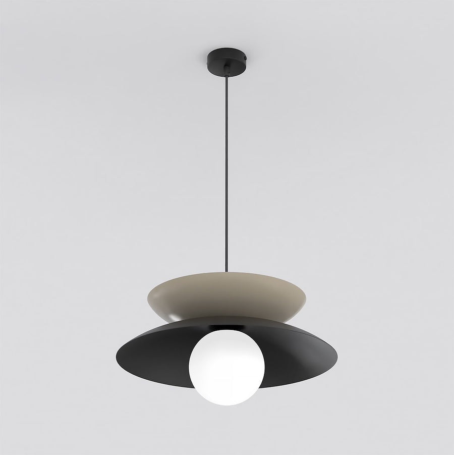 Détail rapproché du luminaire allumé, montrant les deux coupelles et la sphère