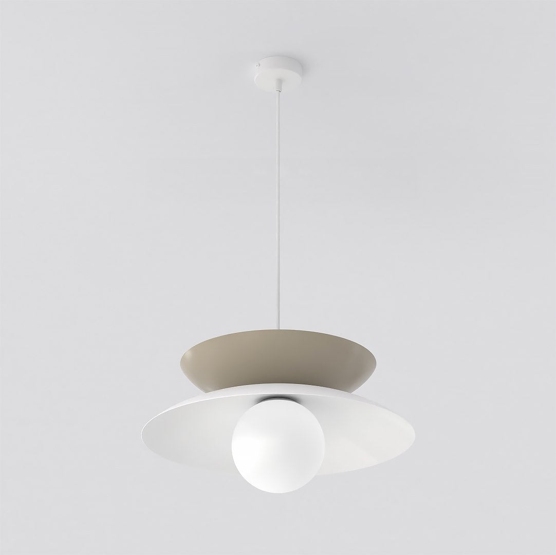 Gros plan sur les deux coupelles beige et blanche et le globe lumineux