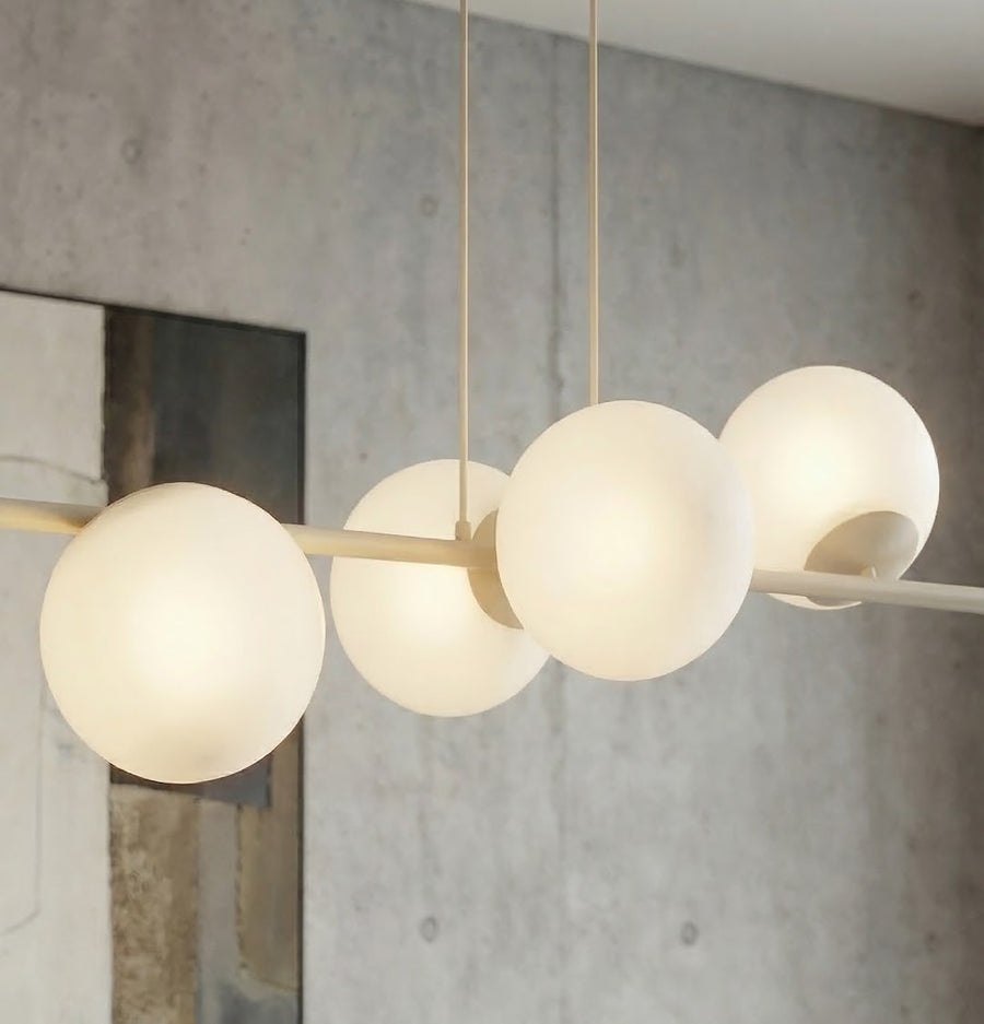 Gros plan sur les globes de verre dépoli allumés et la finition beige des tiges