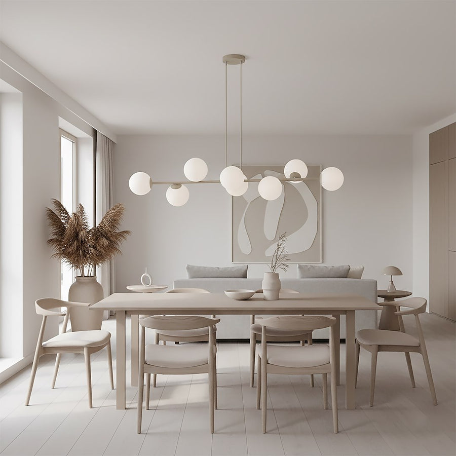 Vue en situation du luminaire au-dessus d'une table dressée dans un intérieur clair