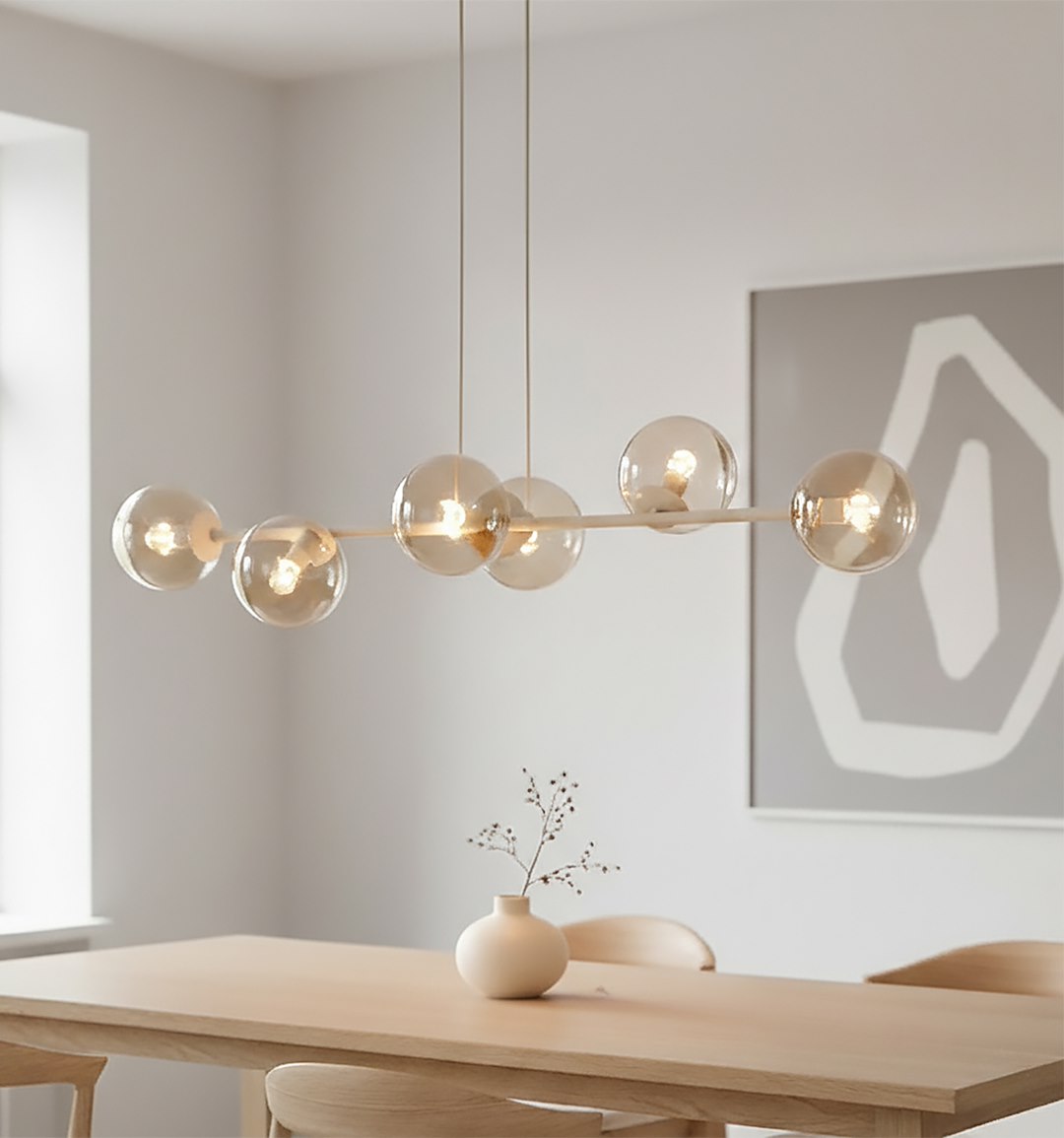 Suspension au-dessus d'une table en bois avec vase et chaise, ambiance repas