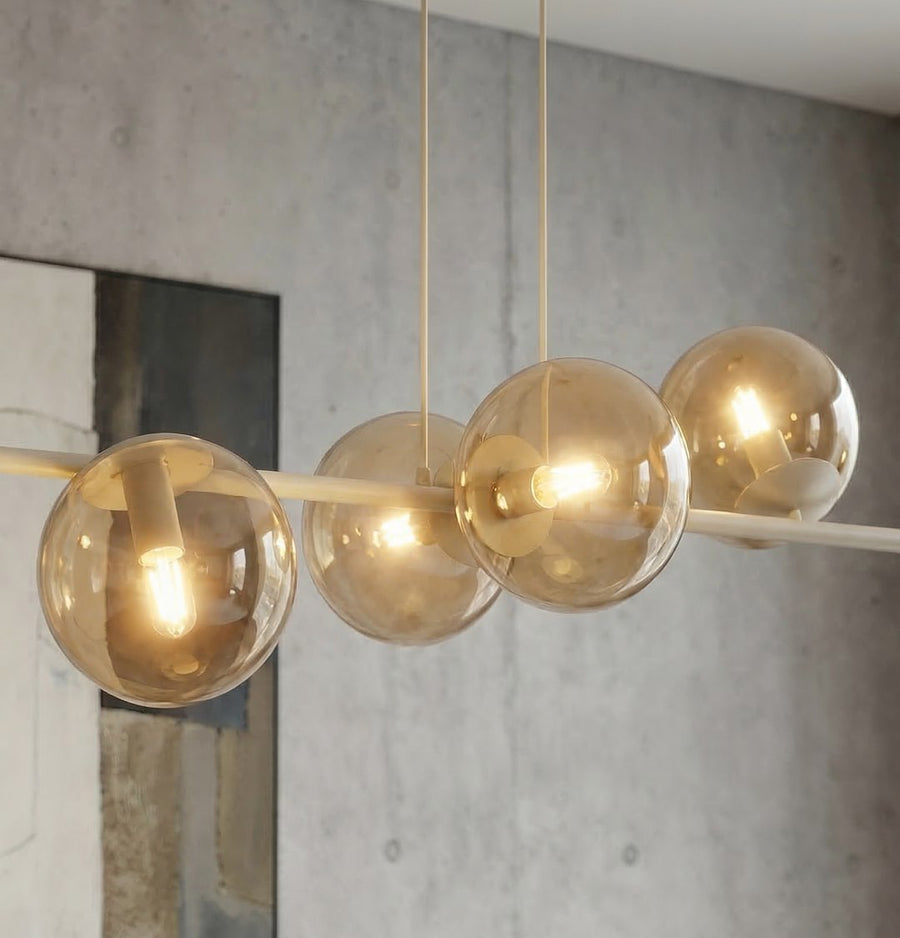 Gros plan sur les globes de verre ambré, ampoules allumées et barre beige