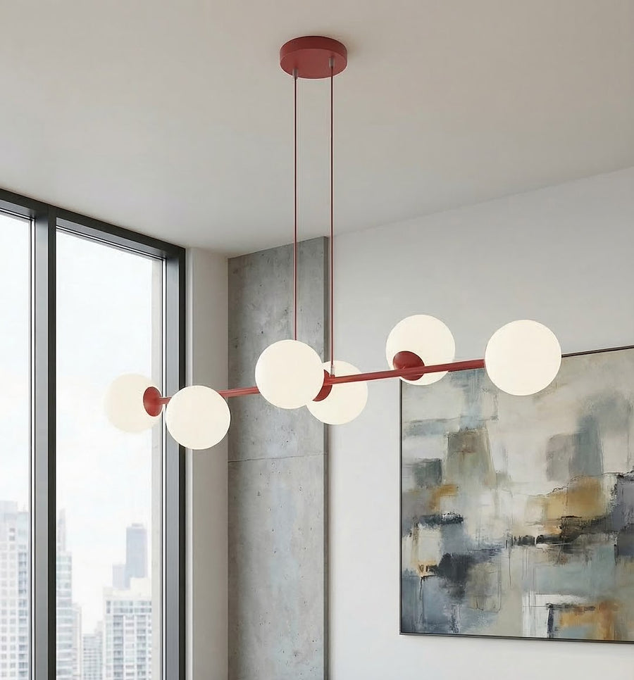 Mise en situation de la suspension dans un salon moderne avec mur à lambris rouge