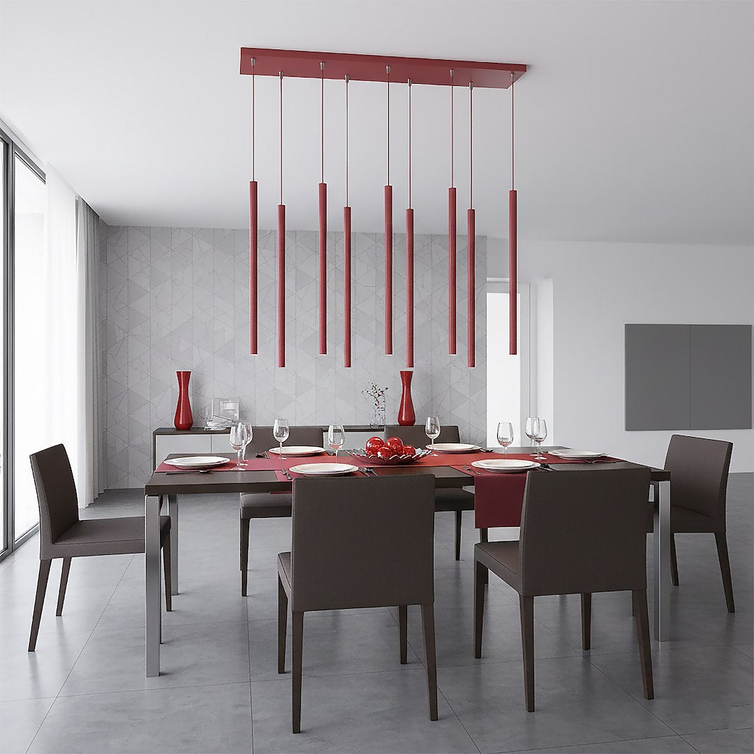 Salle à manger contemporaine, suspension rouge au-dessus d'une table dressée avec nappe bordeaux.