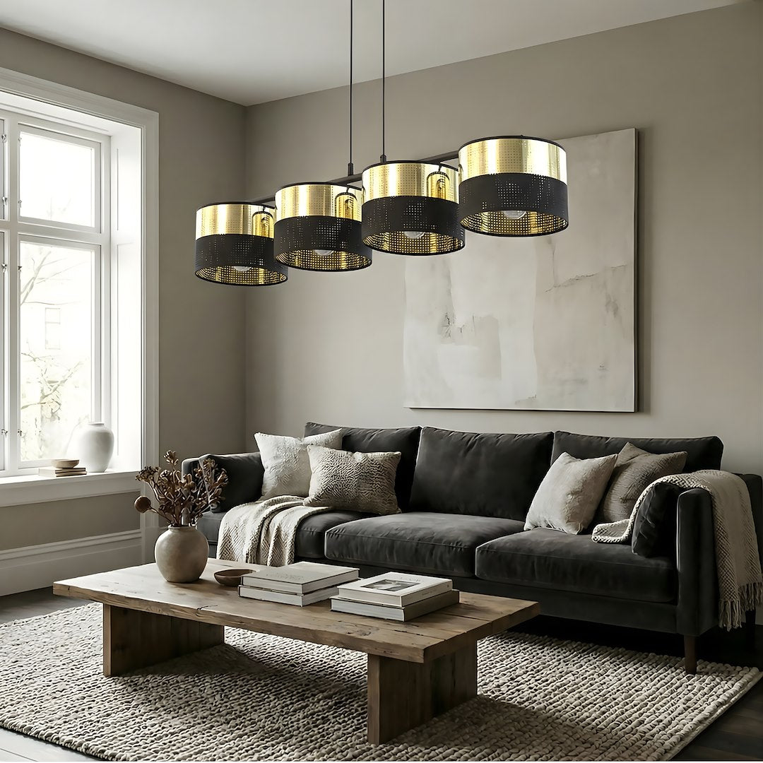 Mise en ambiance dans un salon avec canapé sombre et suspension dorée