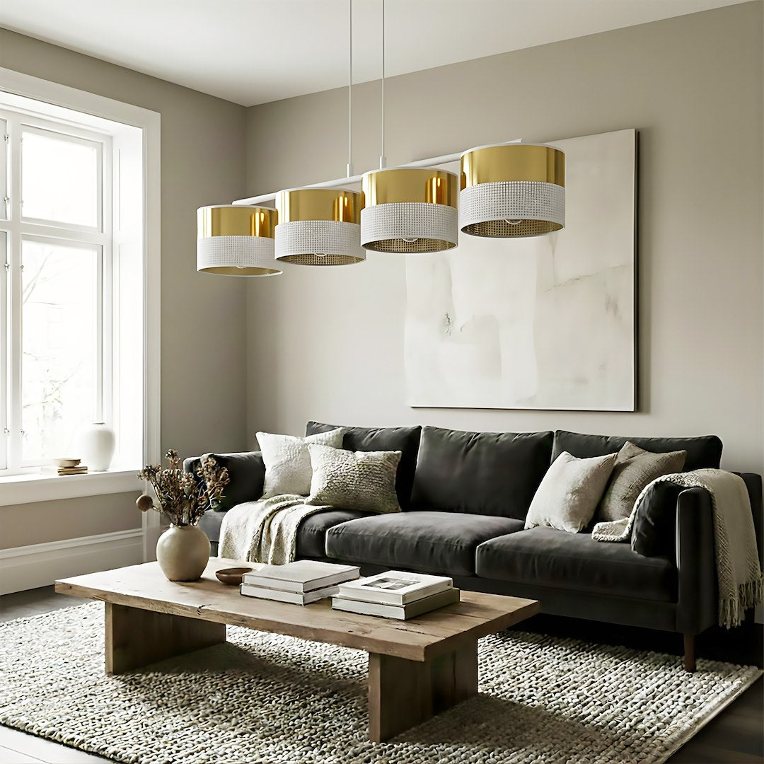 Mise en ambiance dans un salon, suspension au-dessus d'une table basse devant un canapé gris