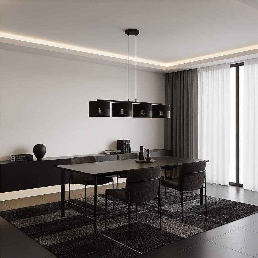 Séjour contemporain avec rideaux clairs, tapis graphique et suspension noire au-dessus de la table.