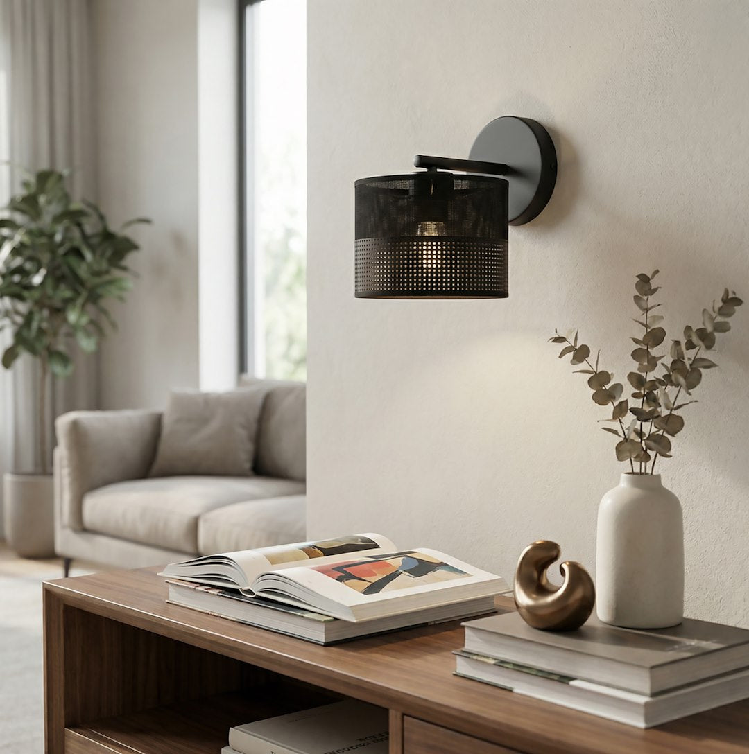 Mise en ambiance du salon avec applique murale éclairée, canapé beige et plante verte