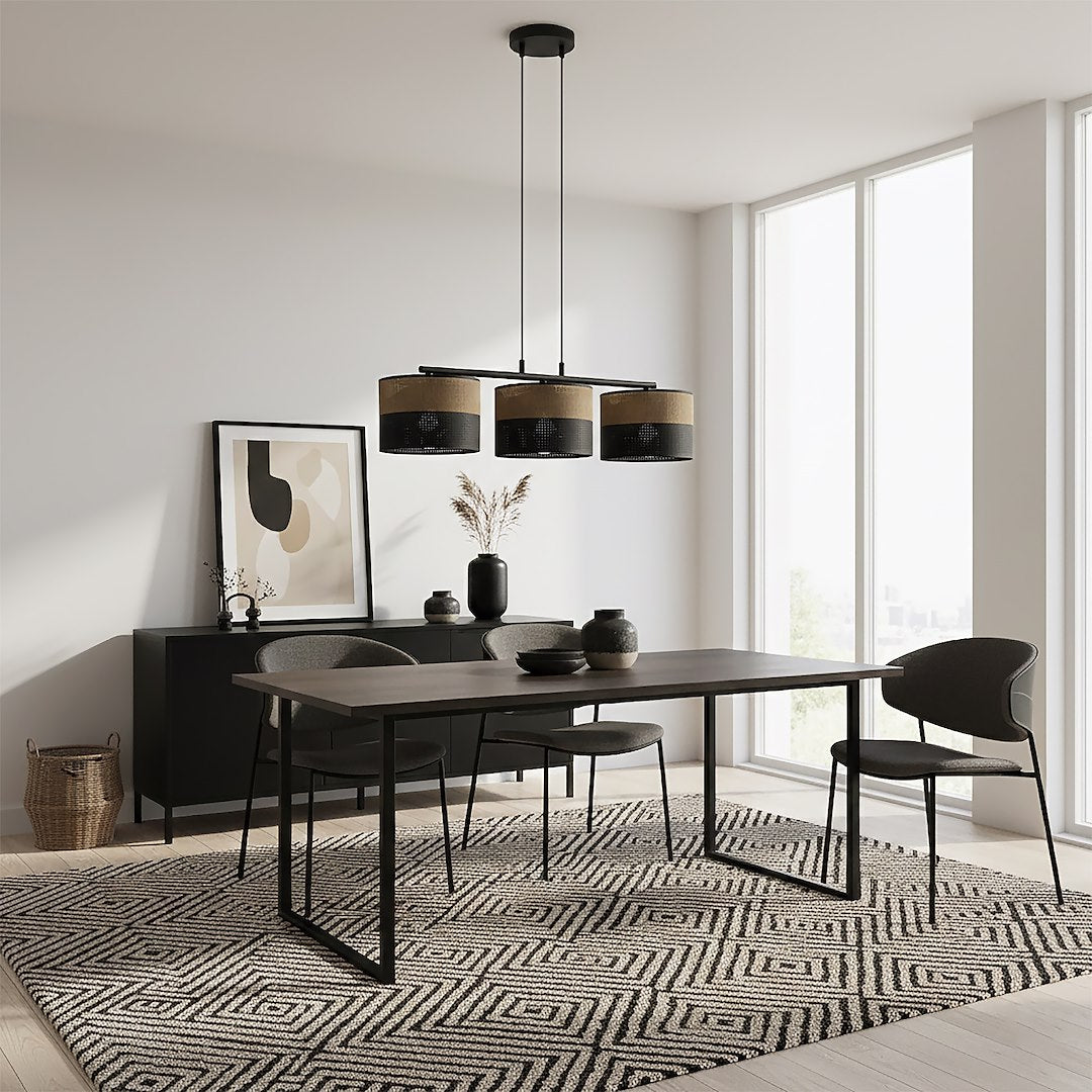 Salle à manger contemporaine, suspension noire et marron au-dessus d'une table en bois foncé