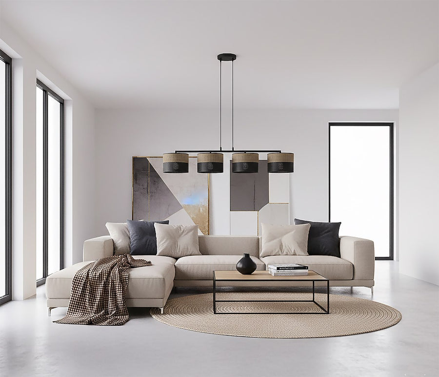 Pièce minimaliste blanche avec canapé beige, grande baie vitrée et luminaire central