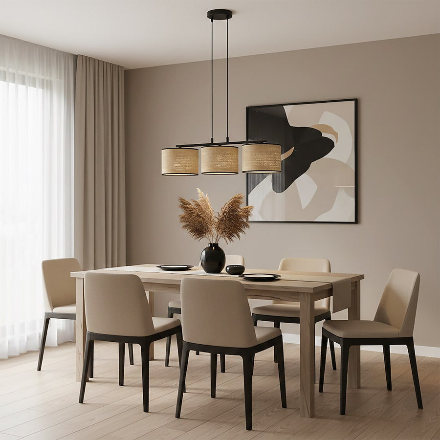 Salle à manger beige avec suspension trois lumières rotin au-dessus d'une table en bois