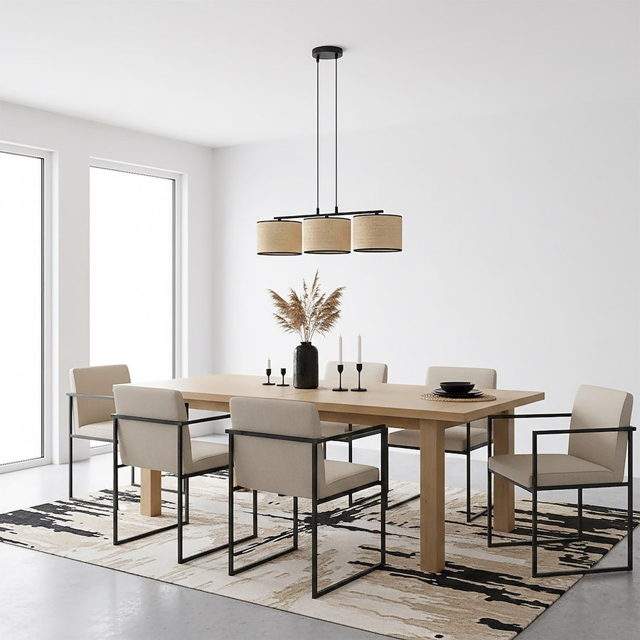 Vue d'ensemble d'une salle à manger blanche minimaliste éclairée par la suspension rotin