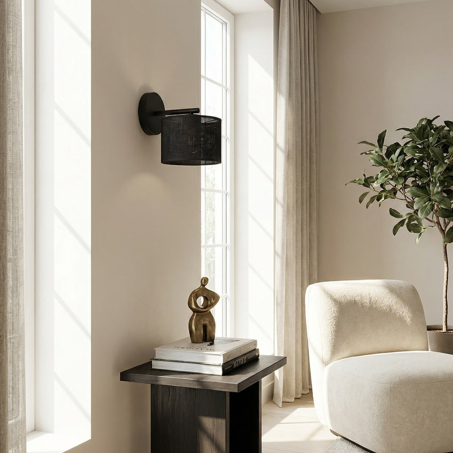 Vue en situation près d'une fenêtre avec fauteuil et plante verte