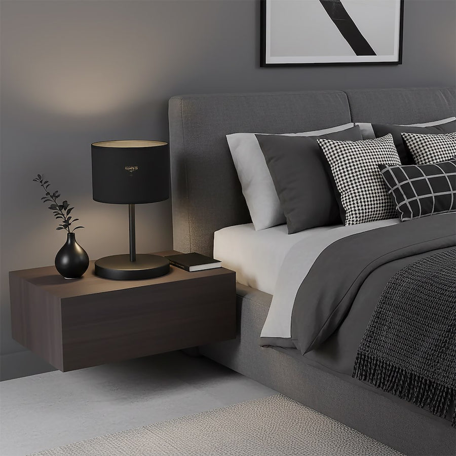 Mise en ambiance chambre grise, lampe posée sur un chevet flottant en bois.