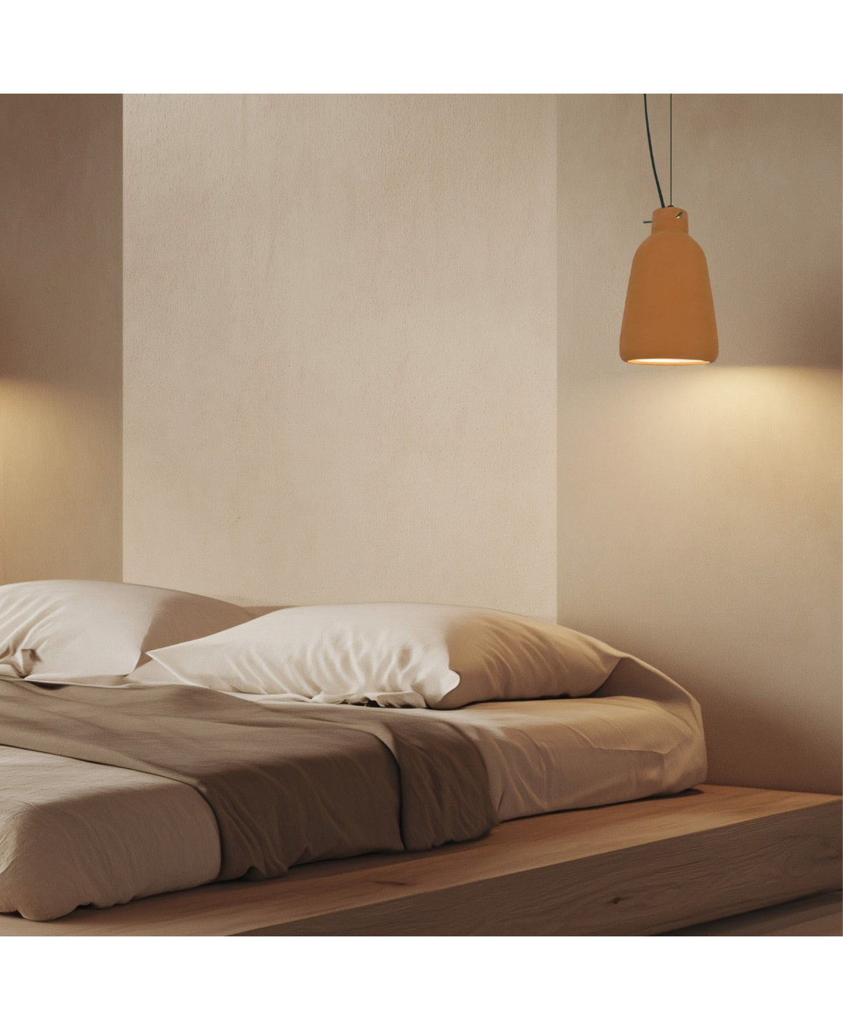 Ambiance de nuit, suspension terracotta éclairant un mur beige près du lit