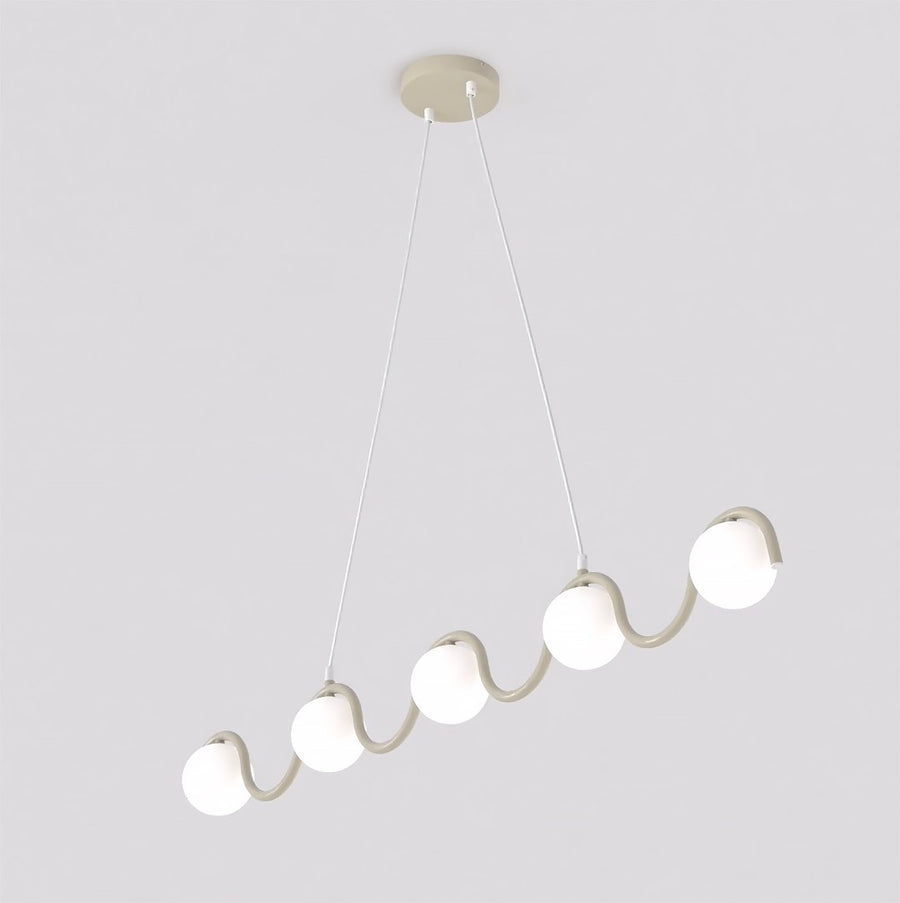 Suspension ondulée à cinq globes de verre blanc, vue de face sur fond neutre