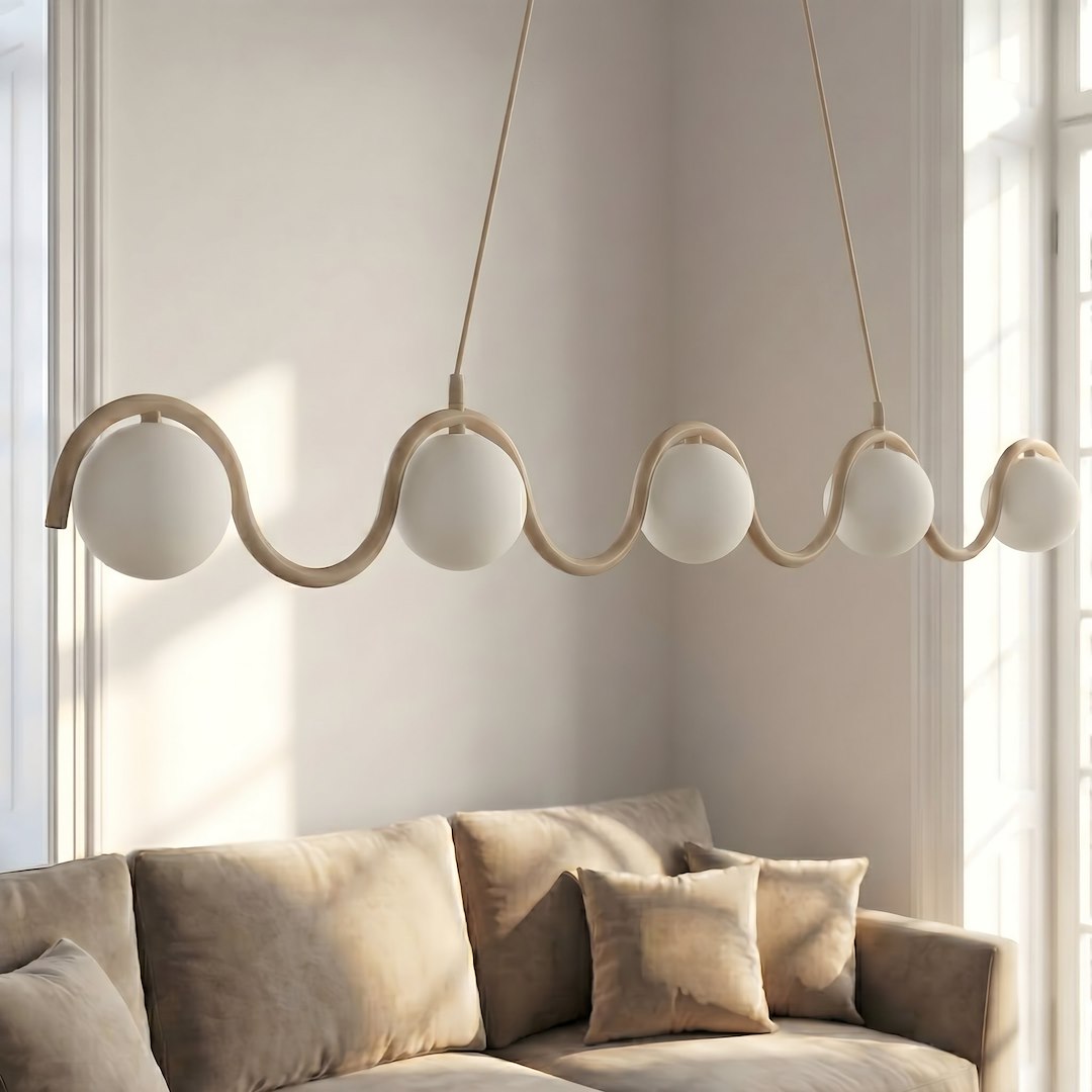 Mise en ambiance au-dessus d'un canapé beige, lumière douce dans un salon
