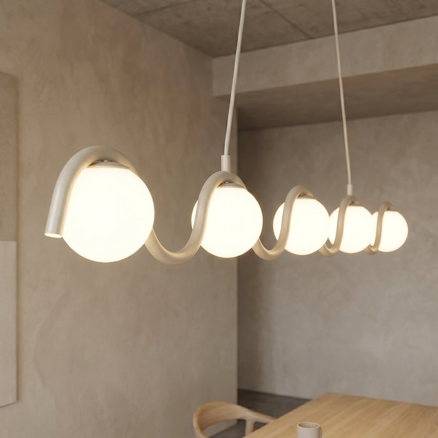 Gros plan sur la structure ondulée beige et les globes de verre opalin