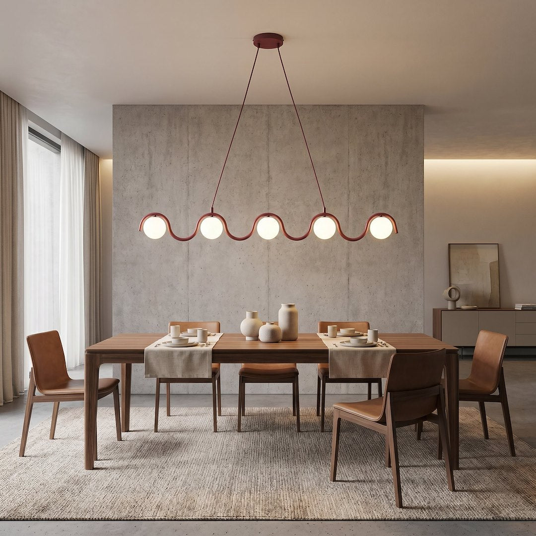 Mise en ambiance salle à manger béton, suspension allumée au-dessus table bois
