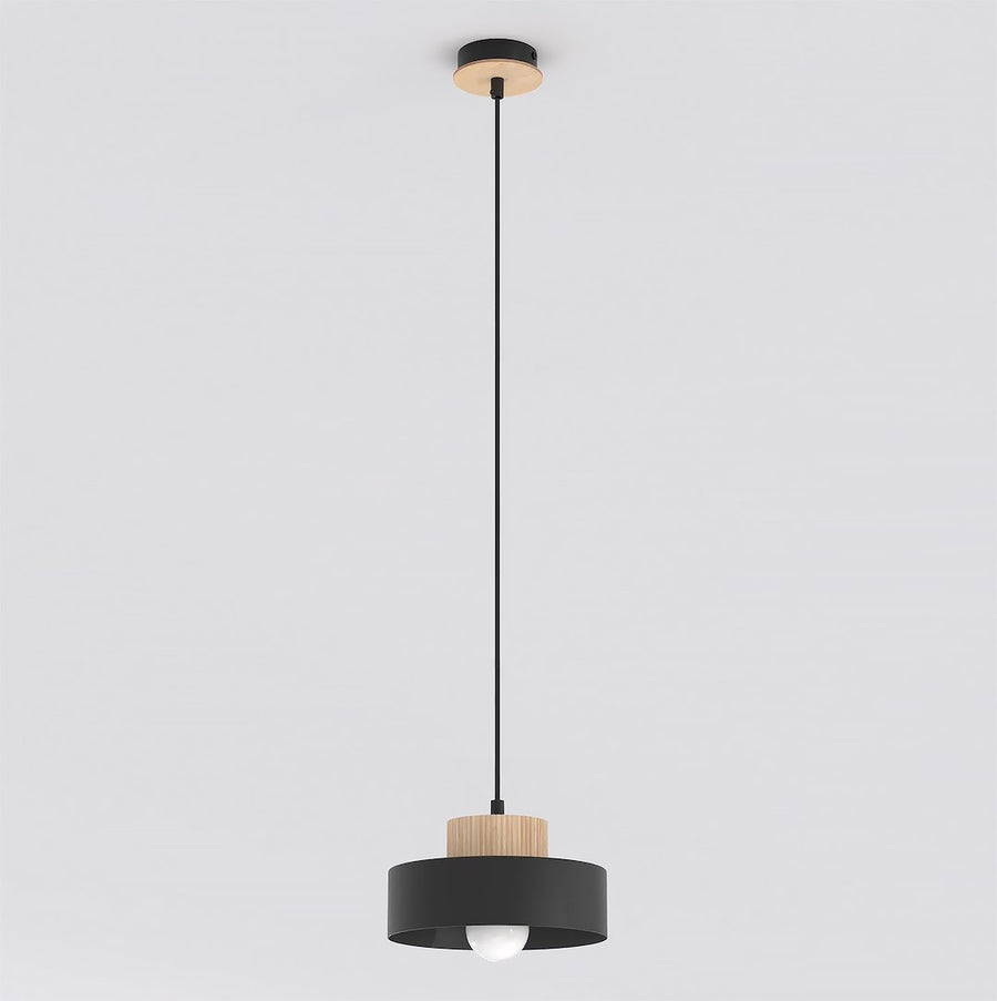 Suspension noire de face, abat-jour cylindrique et partie haute en bois cannelé