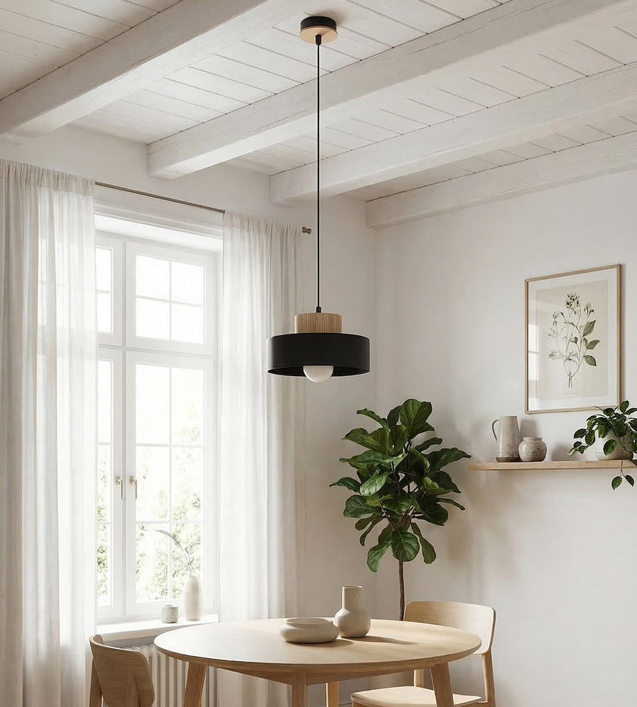 Vue en situation dans un intérieur blanc avec plafond à poutres et fenêtre