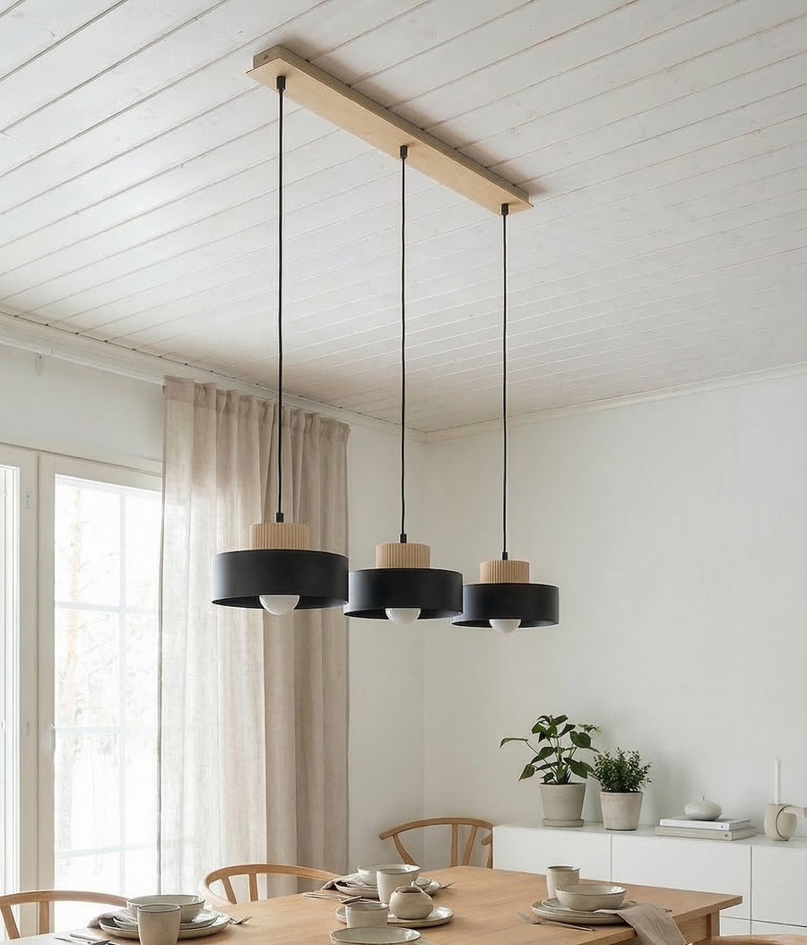 Vue en situation dans une salle à manger blanche, table dressée près de la fenêtre