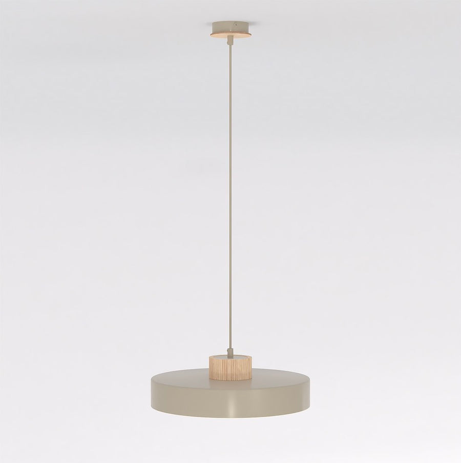 Seconde vue du luminaire suspendu, abat-jour cylindrique beige et détail en bois.