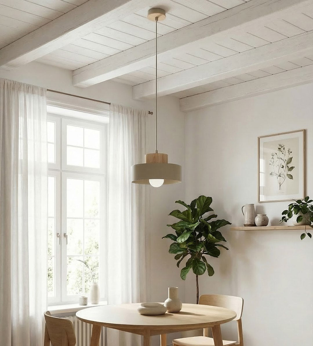 Mise en ambiance dans un intérieur blanc, suspension au-dessus d'une table en bois clair