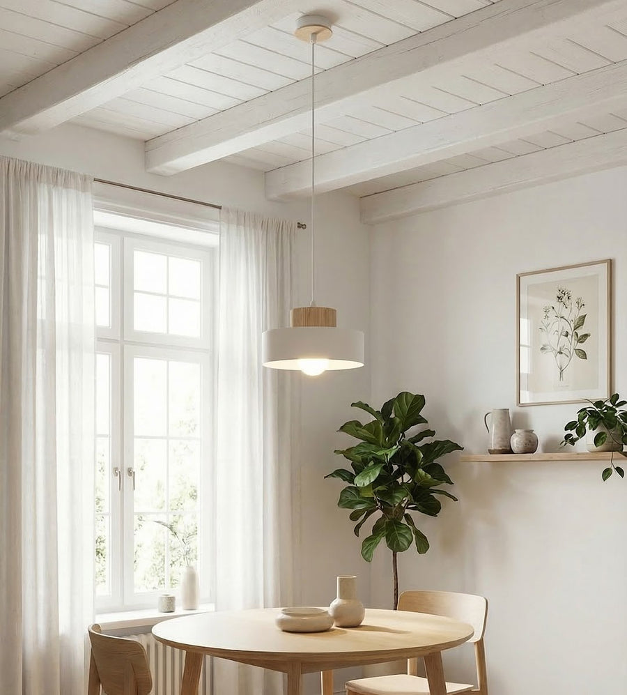 Suspension éclairée dans un intérieur clair au plafond à poutres blanches