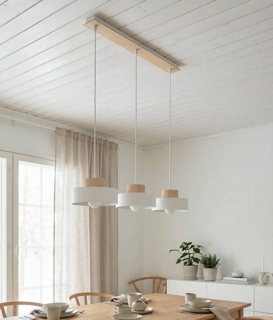 Luminaire suspendu au plafond blanc d'une pièce à manger lumineuse