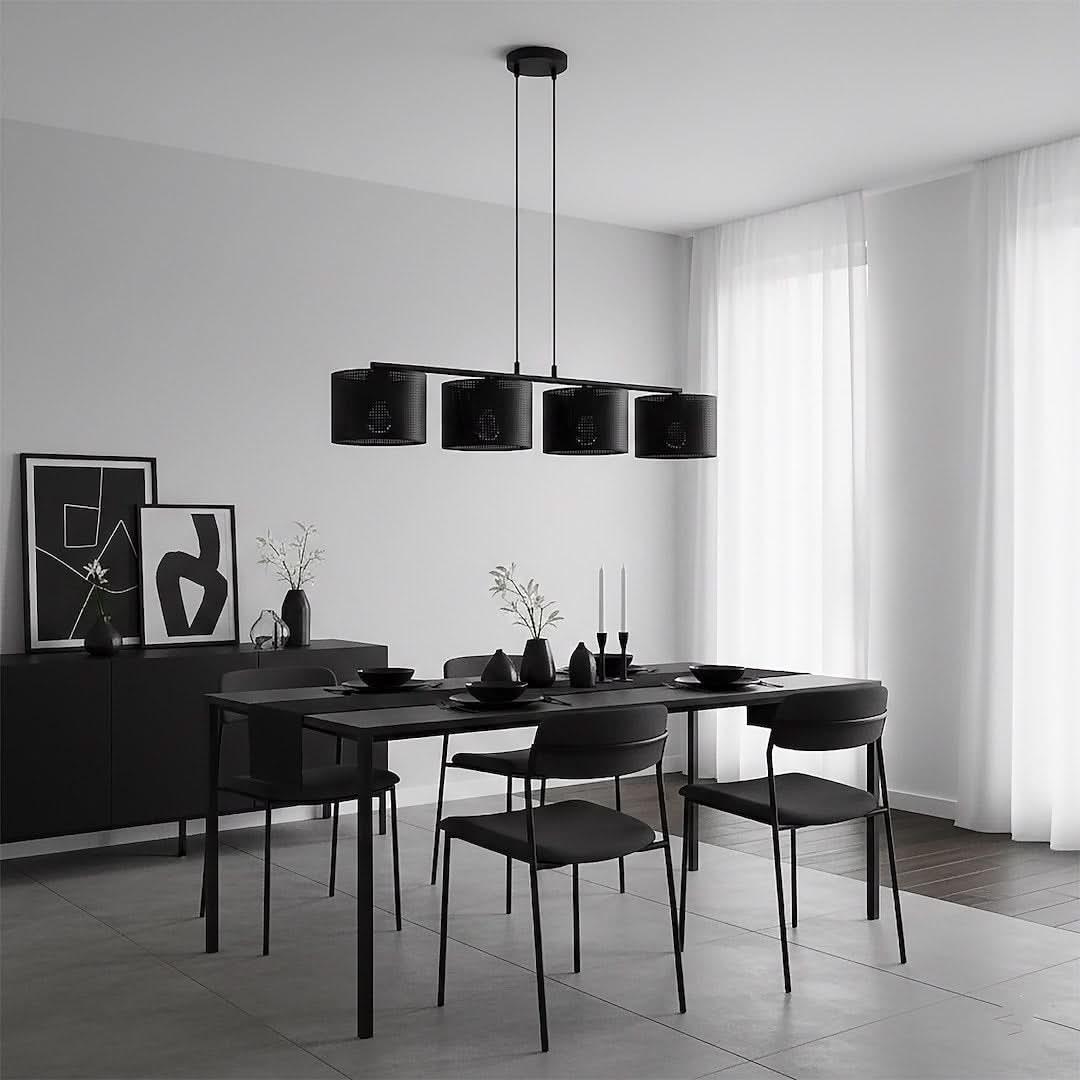 Salle à manger monochrome, luminaire suspendu au-dessus d'une table dressée en noir.