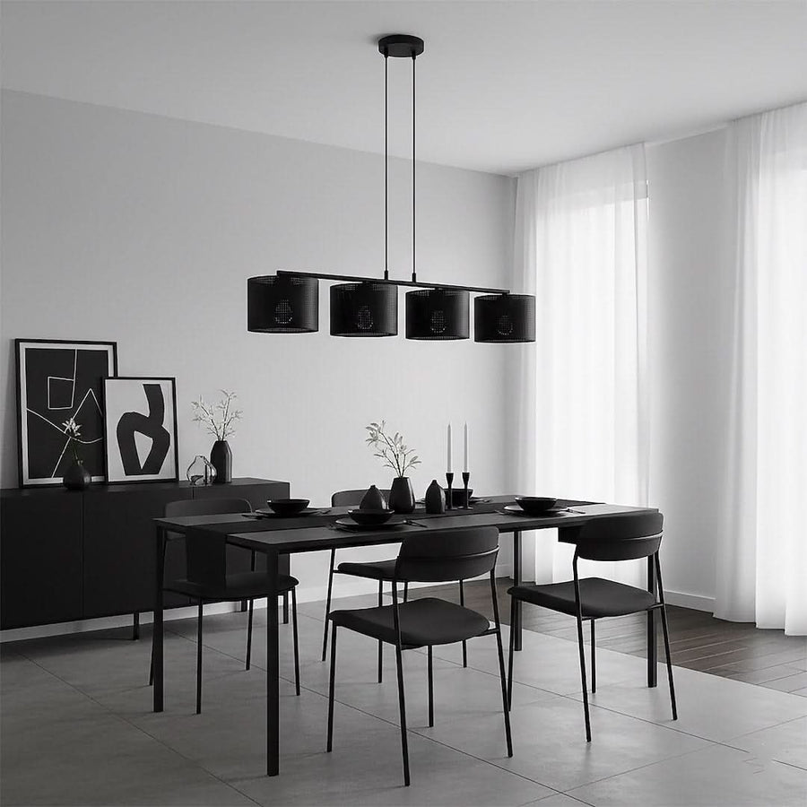 Salle à manger monochrome, luminaire suspendu au-dessus d'une table dressée en noir.