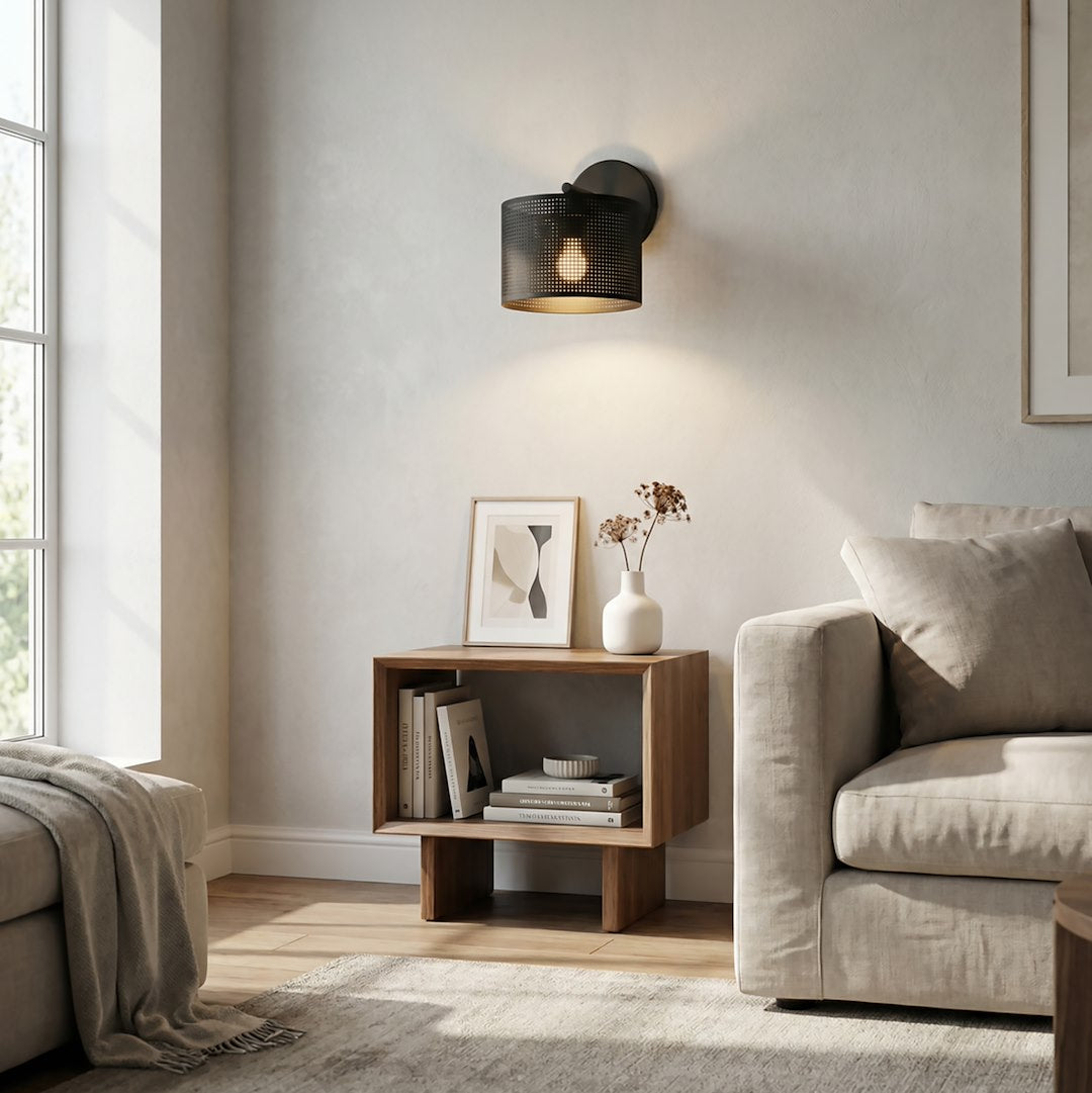 Scène de salon avec applique éclairée au-dessus d'un meuble bas et d'un canapé beige