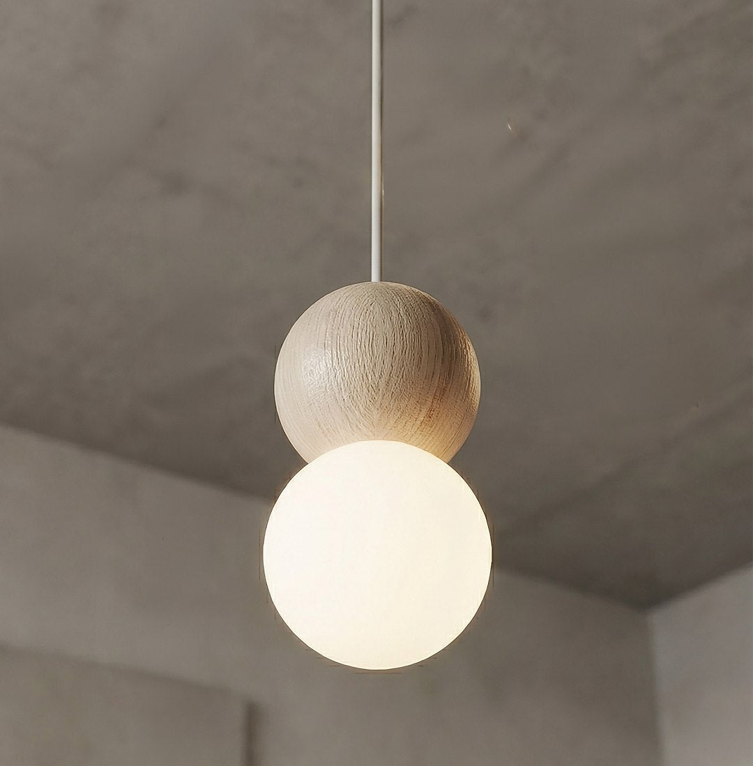 Gros plan sur la finition du bois tourné et la sphère de verre blanc