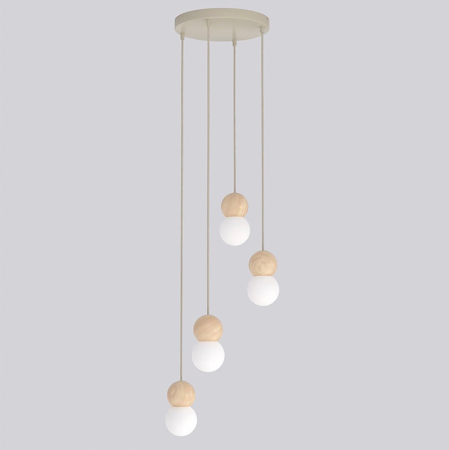 Suspension quatre lumières vue de face, globes opalins et billes de bois clair