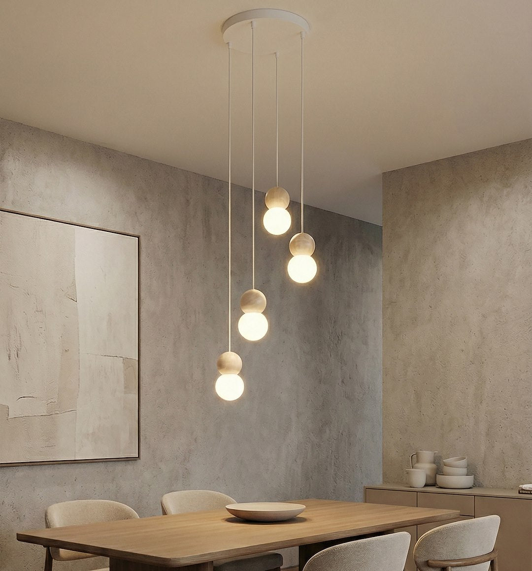 Mise en ambiance au-dessus d'une table de salle à manger en bois, suspension allumée