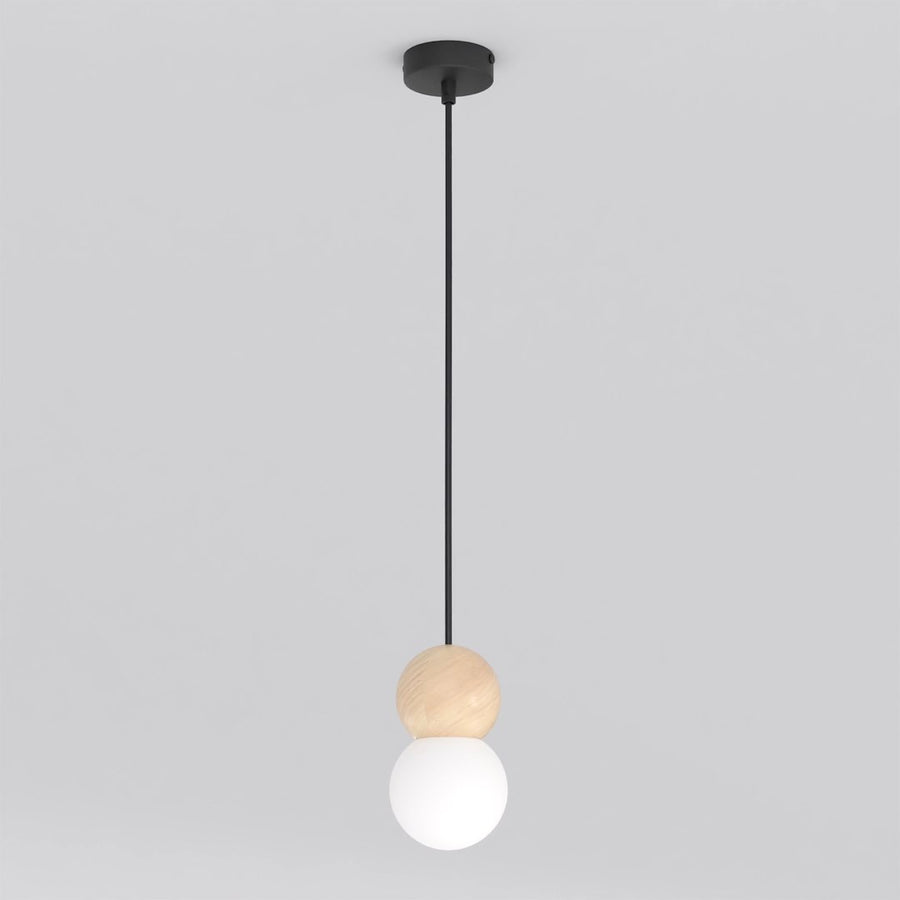 Suspension noire avec sphère en bois clair et globe en verre opalin allumé
