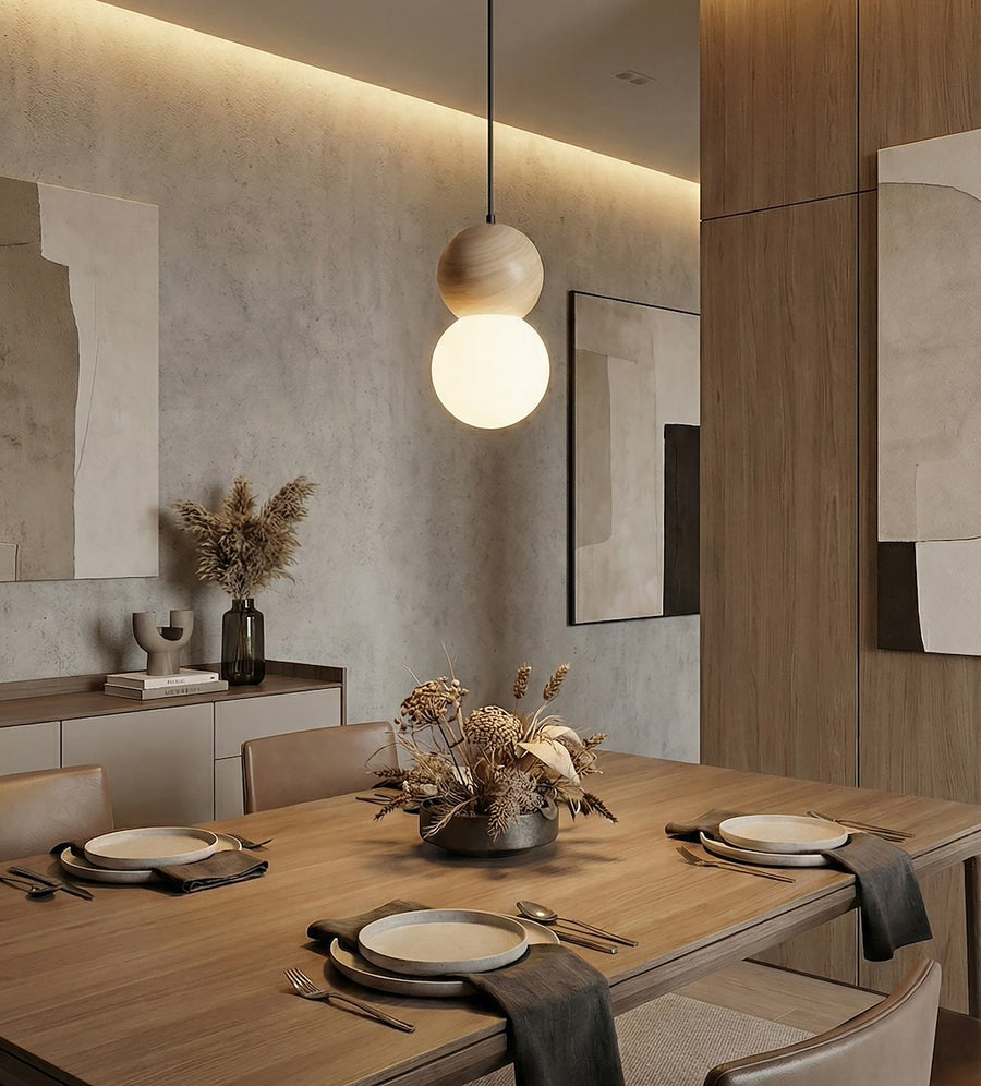 Suspension éclairée au-dessus d'une table à manger en bois, décor minéral