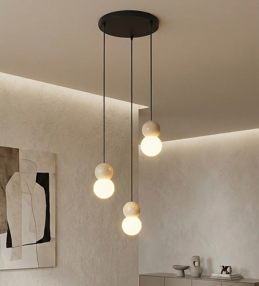 Mise en ambiance salon devant un mur beige et une toile encadrée