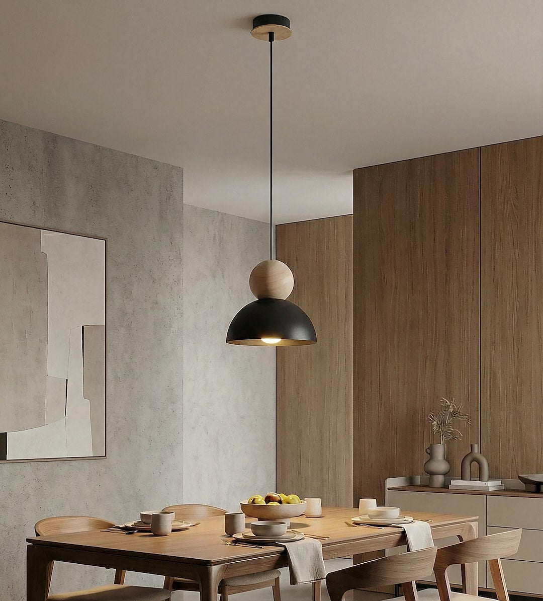 Luminaire suspendu au-dessus d'une table à manger dans un intérieur en bois clair