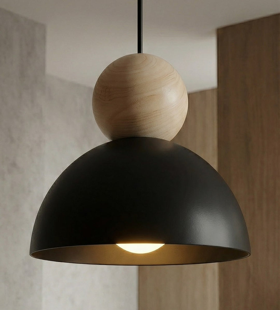 Détail rapproché de la bille en bois et du dôme noir éclairé