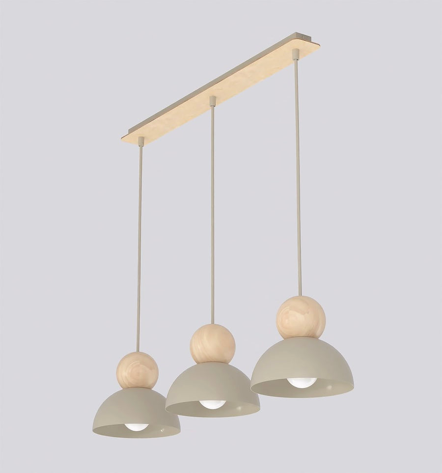 Vue de face du luminaire trois suspensions beige avec boules en bois