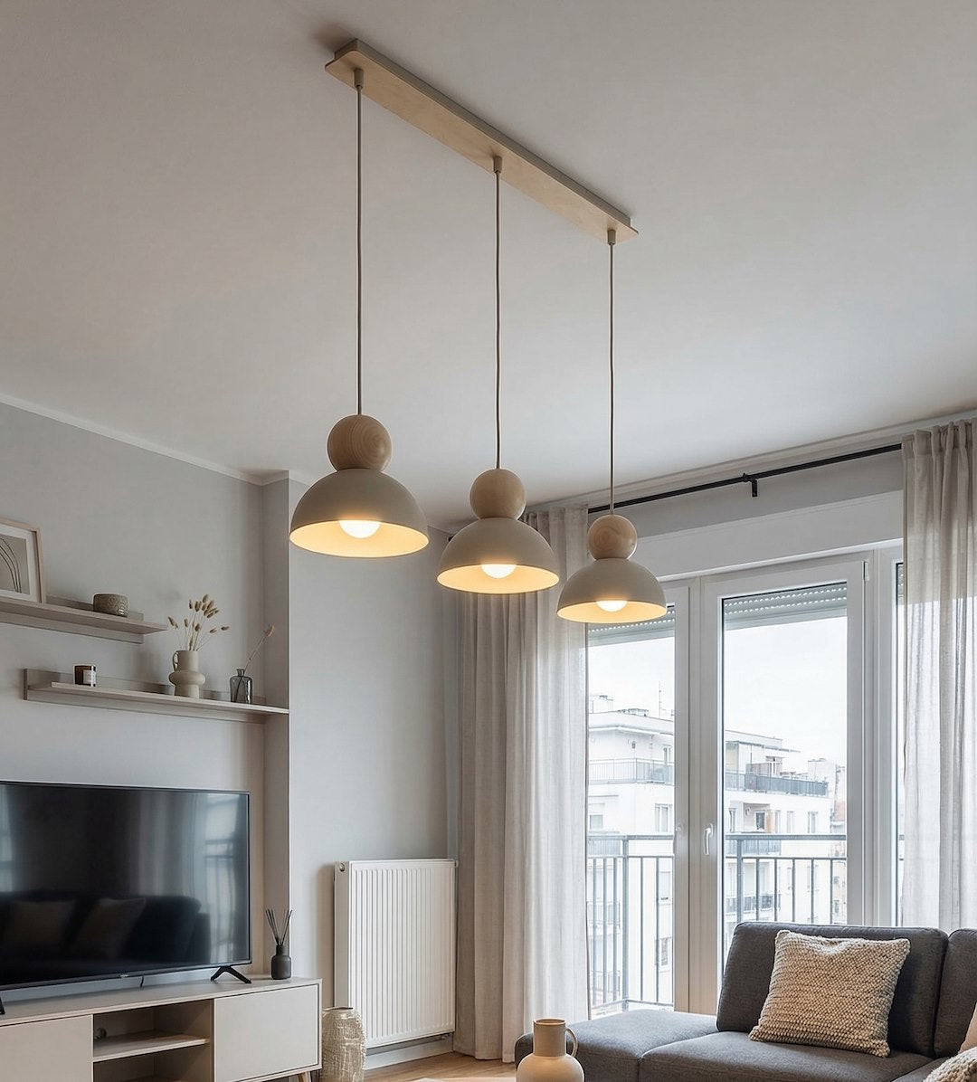 Luminaire installé dans un salon devant une baie vitrée
